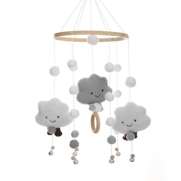 This delicate crib chime features soft felt balls that gently sway, capturing your baby's attention.