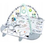Una alfombra grande y gris diseñada para bebés, con elementos interactivos que estimulan el aprendizaje y el juego.