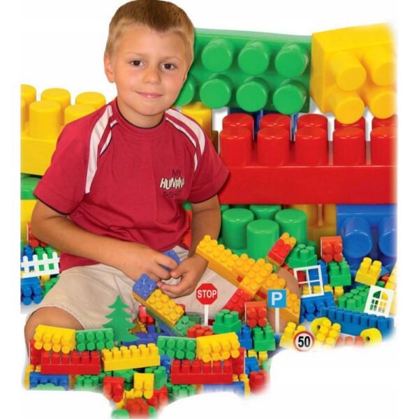 Este set incluye 200 grandes bloques de plástico, perfectos para construir y estimular la creatividad en los niños .