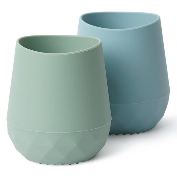 This silicone learning cup is designed for babies starting from 6 months, promoting independent drinking.