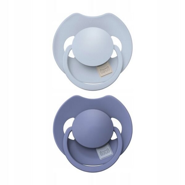 Set of two dynamic silicone nipples designed for babies aged 6-18 months, featuring a baby blue color. Comes with a protective storage case for hygiene.