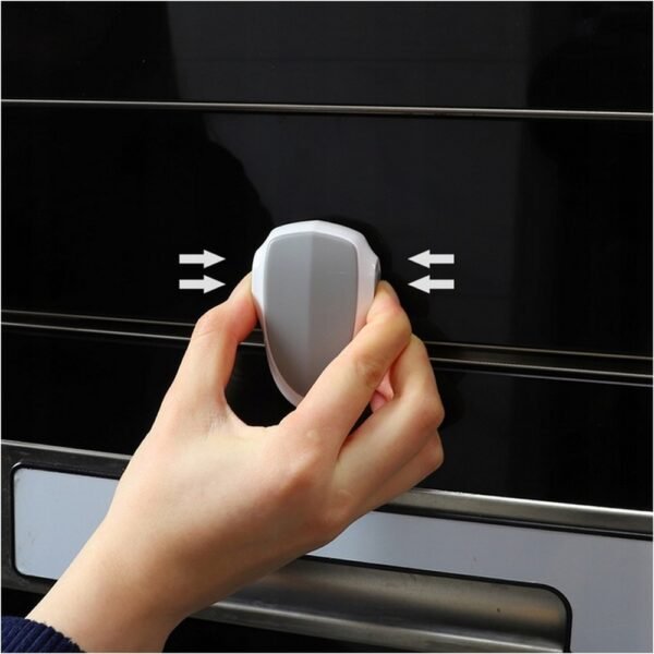 A child safety lock designed to secure the oven door, preventing accidental openings by children and enhancing kitchen safety. Easy to install and operate.
