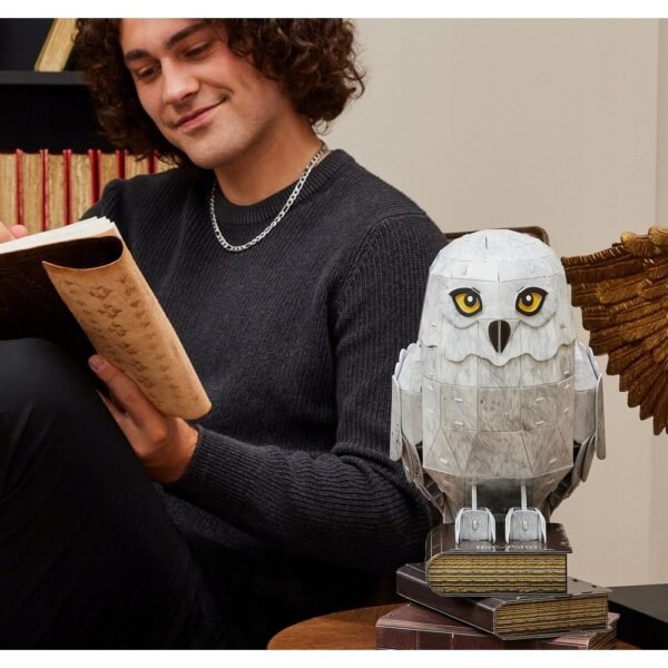 Harry Potter Hedwig Owl Model Figure 3D Puzzle to Assemble, from 4D Build. This puzzle lets you construct a detailed 3D model of Hedwig, Harry Potter's iconic owl. It offers an engaging building experience for fans of the franchise.