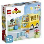 Un ensemble de jeu coloré et interactif avec un bus, un chauffeur et des passagers, parfait pour que les tout-petits explorent des jeux imaginatifs.