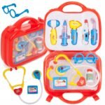 Le Petit docteur est un jeu complet de docteur avec divers instruments médicaux, y compris un stéthoscope, dans une valise pratique. Il favorise le jeu de rôle, le développement des compétences sociales et la compréhension des principes fondamentaux de la santé.