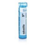 Sabadilla es un remedio homeopático que se usa para tratar los síntomas de la fiebre del heno, la rinitis alérgica y los estornudos causados por el polen u otros alérgenos. También puede ayudar con la congestión nasal y la picazón en la garganta. Los gránulos deben disolverse debajo de la lengua según las indicaciones de un proveedor de atención médica.